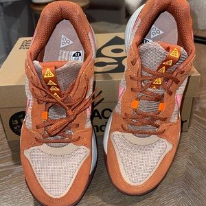 Nike ACG lowcate size 8.5 orange